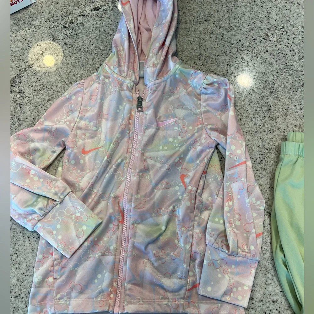 Nike Outfit Girl 4 - Picture 3 of 8